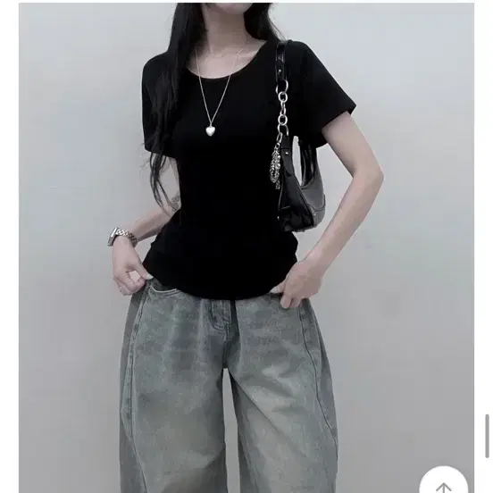 블랙 U넥 루즈핏 반팔 티셔츠